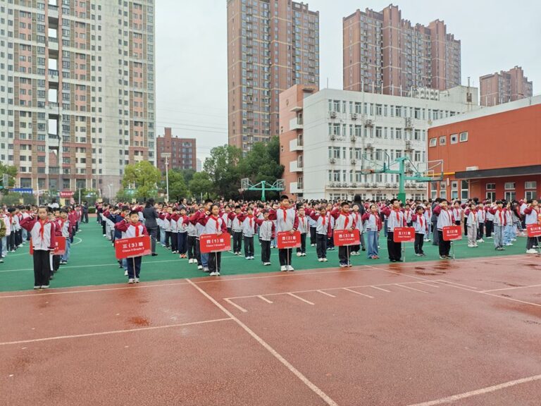 红旗招展映初心　少年逐梦向未来 ——武汉为明学校小学部举行第八周升旗仪式
