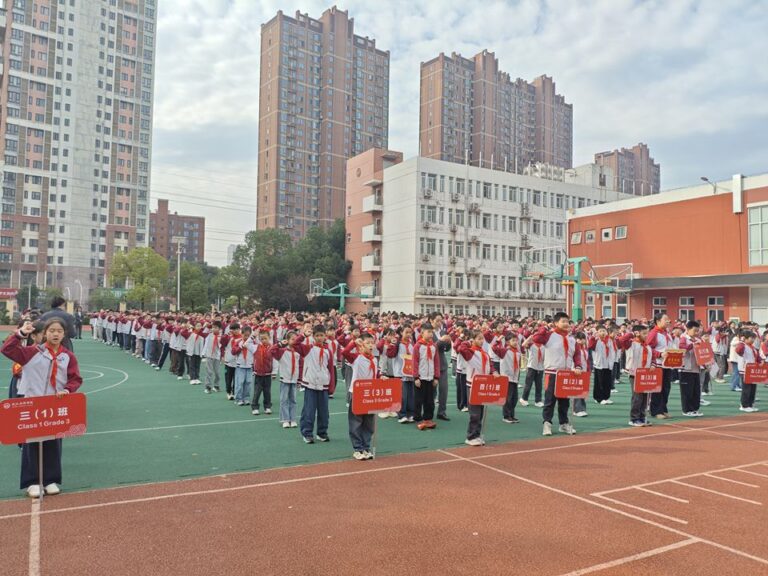 书香袅袅润童心　阅读向未来 ——武汉为明学校小学部举行第九周升旗仪式
