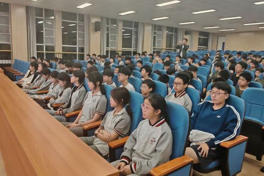 拥抱不完美，与自己和解——八年级心理健康专题讲座
